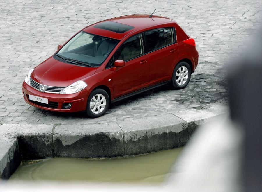 Nissan Tiida Hatchback 2004 года  (фото 4 из 8)